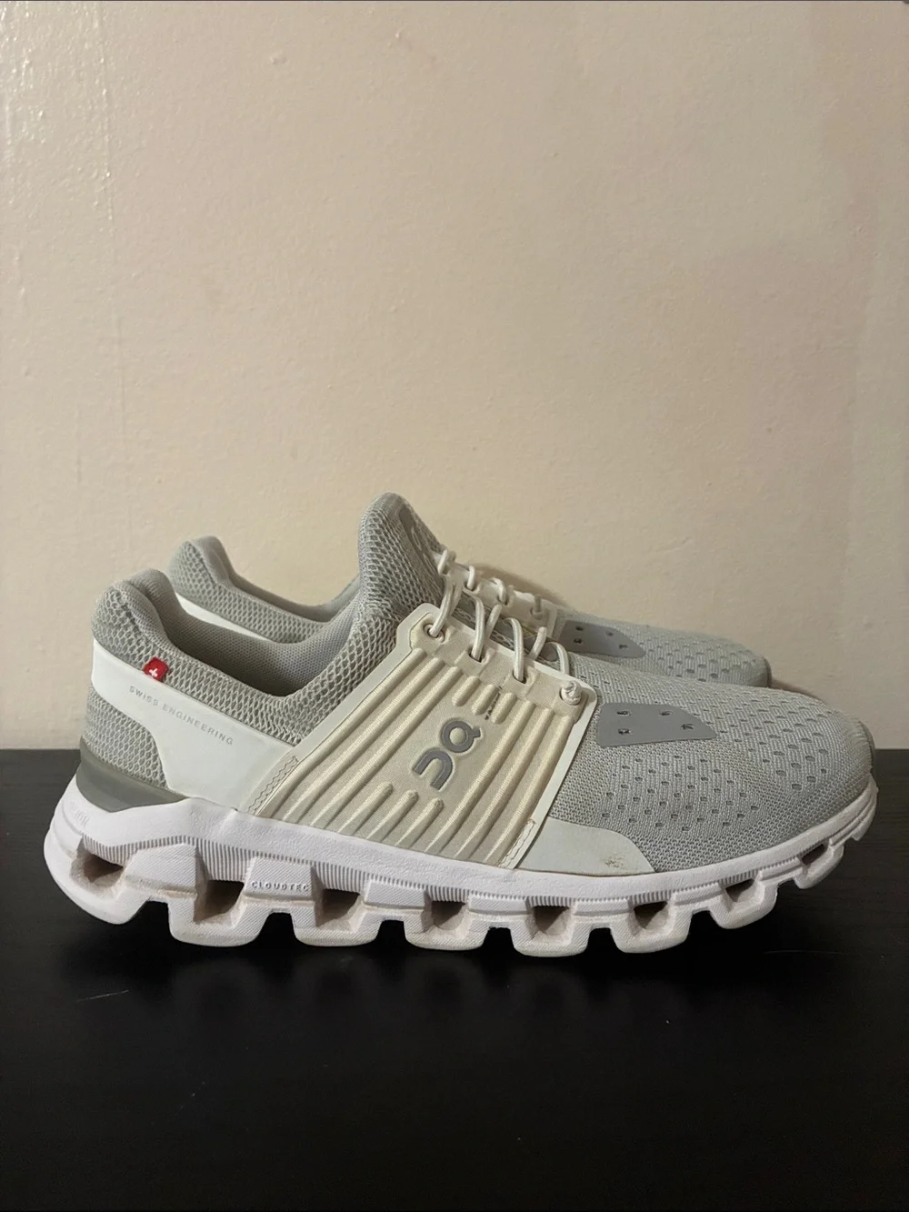On Cloudswift athletic running shoes in the Glacier White colorway size 8.5W